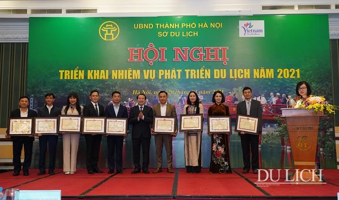 Phó Tổng cục trưởng TCDL Hà Văn Siêu trao Bằng khen của Bộ VHTTDL cho các tập thể, cá nhân có thành tích xuất sắc trong hoạt động phát triển du lịch.